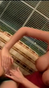 Prima volta dildo gigante per una troia lesbica bollente