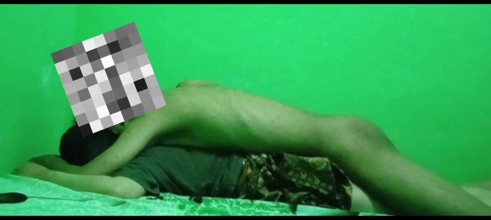 Famly sex: Bảo chị kế của tôi chăm sóc cô ấy trong khi...