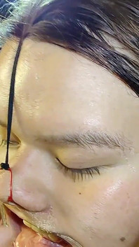 Elle adore utiliser mon sperme comme masque facial