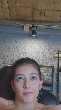 Una Hermosa Latina Se Masturba Ante La Cámara Para Sus Espectadores Y Quiere Ser Follada