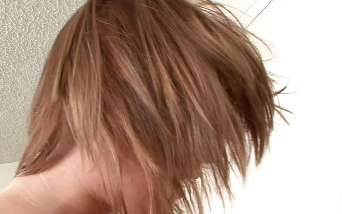 TeenXXX Stories: かわいい赤毛の十代は、ハードファックの後に温かい顔の負荷を取得します