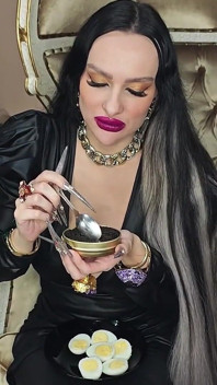 黒キャビアを食べて、超長いハイヒールの爪でからかい、恥をかかせる