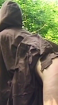 Madura milf em roupões de monge chupa pau de olhos vendados ao ar livre
