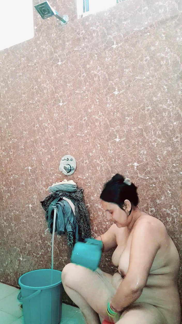 Puja555: プージャ・バービーのバスルームシーン