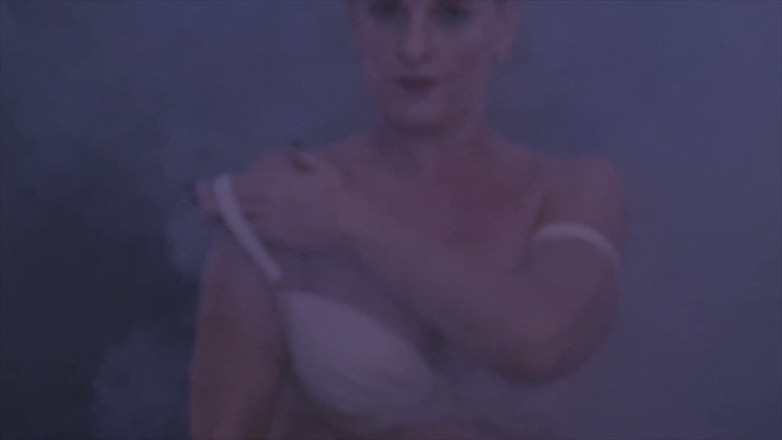 Kylie Britain Adventures: Ardiendo