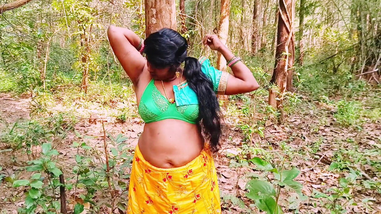 Telugu honey lips: Seks hutan di luar. Bhabi desi mengongkek batang besar kecil...