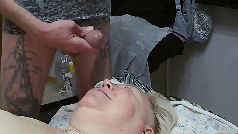 Zona901: Flickvän får en munfull sperma efter att jag runkar av...