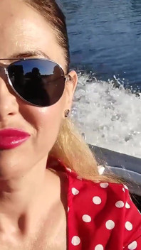 Îmi expun corpul sexy pe barcă cu prietenii mei
