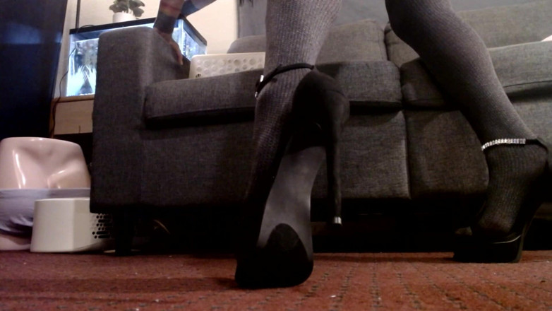 Abby Anna: Zwarte enkelband hoge hakken en pantywandeling
