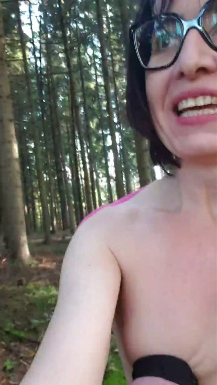 JulieEroticDress: Outdoor Squirt