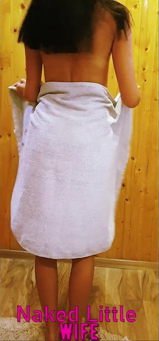Nakedlittlewife: Awek selepas mandi menunjukkan badannya dan melancap pepeknya