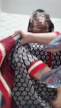 インドの大きな胸の女の子が脇の下を見せる
