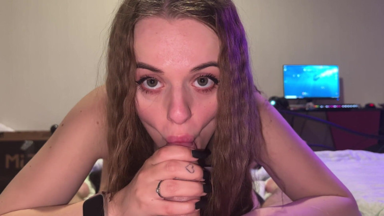Katy Milligan: Horny babe asks to cum in her mouth