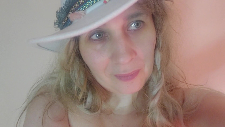 Nicolette69w: 她戴着帽子去用假阳具