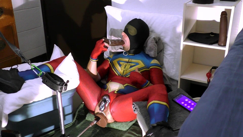 Ricky Cage: 2021 年 10 月 Ricky Cage 直播表演 - 被鸡巴锁住的超级英雄在屁股和嘴里干鸡巴！