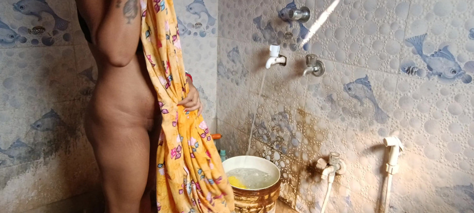 Bengalibeauty96: Bhabhi jiran menangkap mandi rahsia dan melancap dengan lobak merah.......