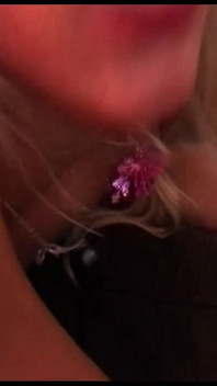 Une Nymphomane Blonde Suce Une Bite Et Écarte Les Cuisses Pour Une Baise