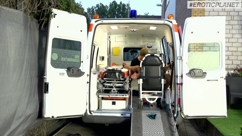 German Porn: Alemán - sexo duro en coche de ambulancia