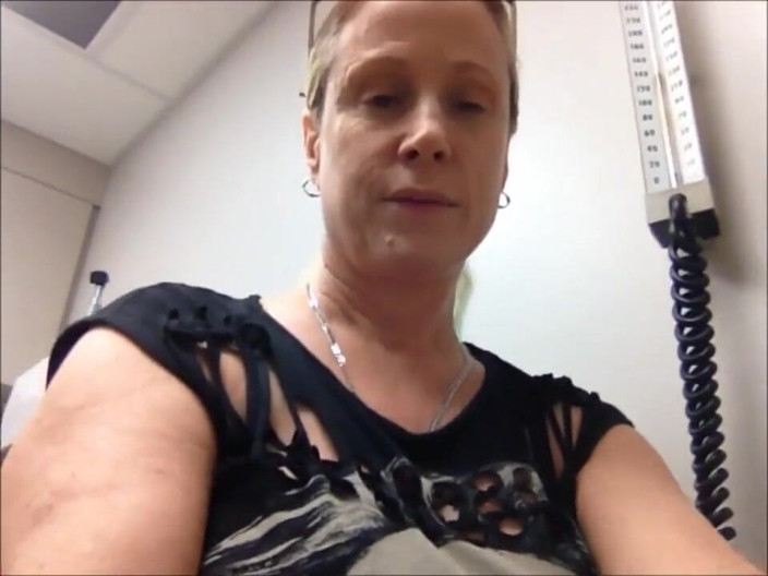 Gartersex: Un docteur m'surprend en train de me masturber dans sa...