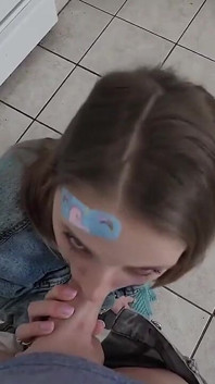 Laat je niet misleiden door het onschuldige gezicht van Macy Meadows, ze weet hoe ze haar poesje moet gebruiken - gratis volledige film