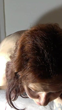 Tattoed cadela tem travesseiro e orgasmo vibrador