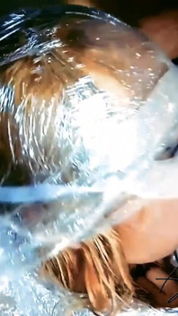 O femeie slabă este înfășurată în plastic și futută în găuri - porno în spaniolă