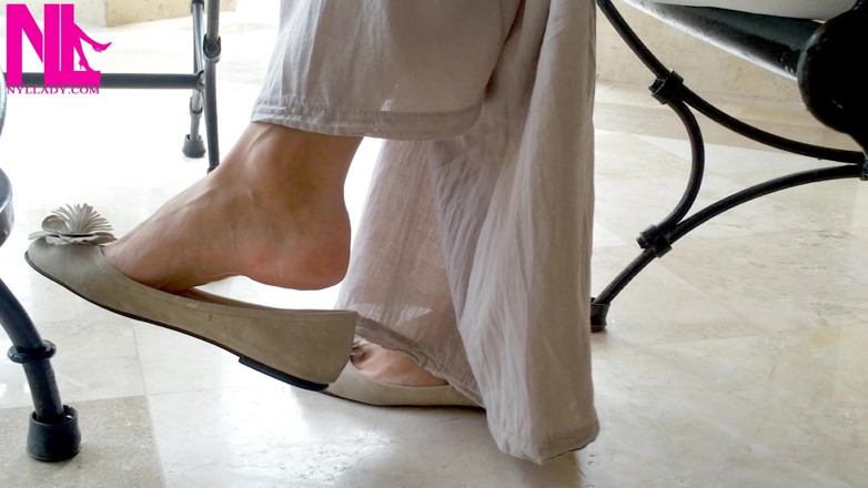 Nyllady: Ballet Flats yalınayak ayakkabıyla oynaşıyor