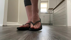 footivities: Modelo De Chanclas Y Colgando Dedos Naturales