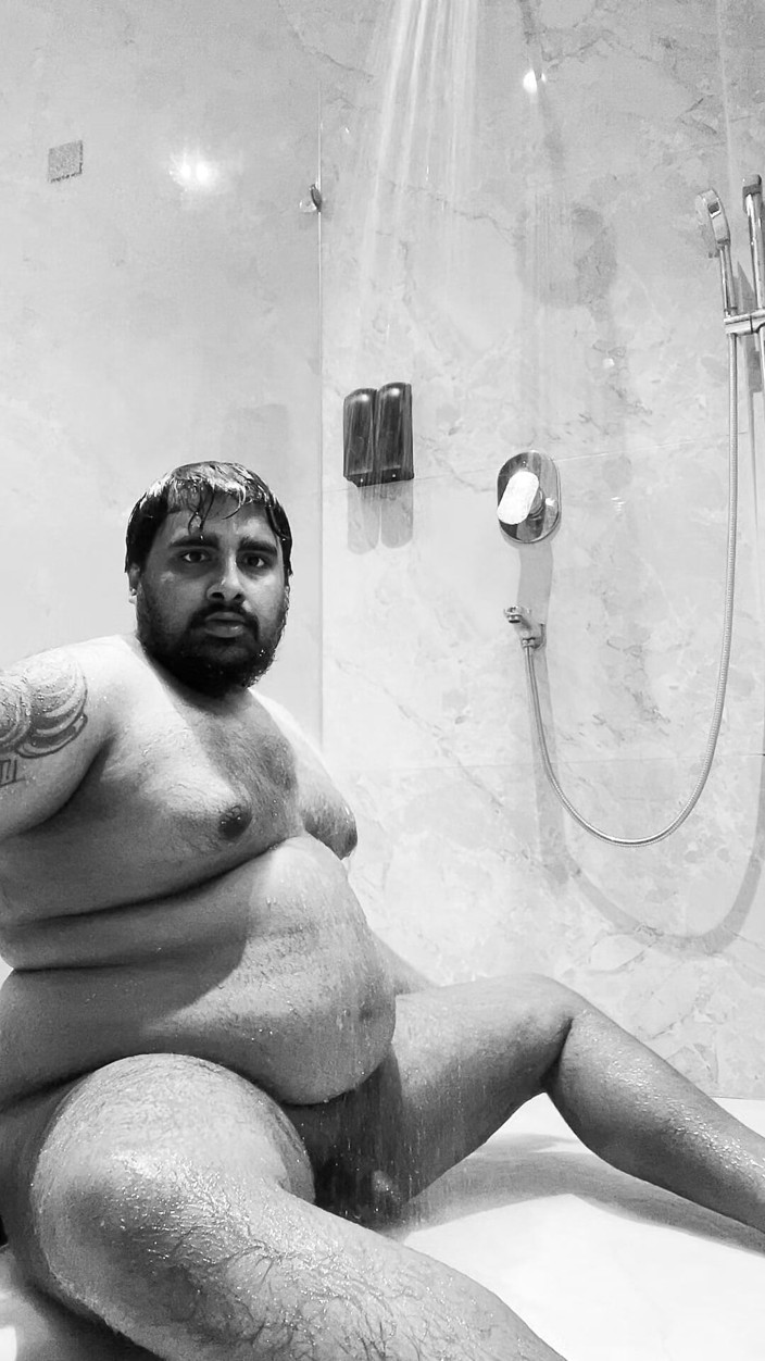 ObsidianFurry: Jovem urso se masturba enquanto toma banho