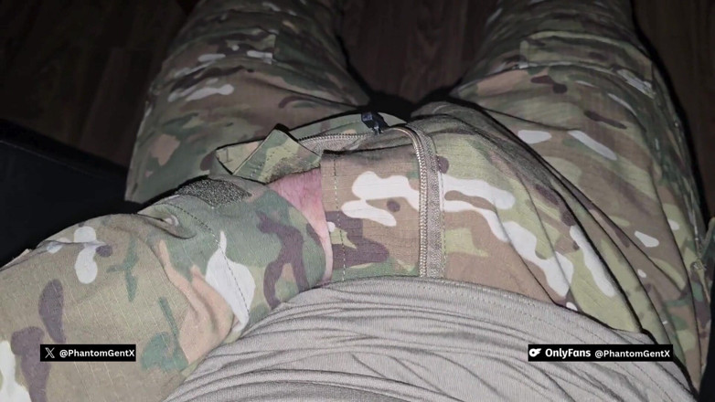 PhantomGentX: ¡Hablando sucio alemán! Soldado musculoso está totalmente cachondo y se...
