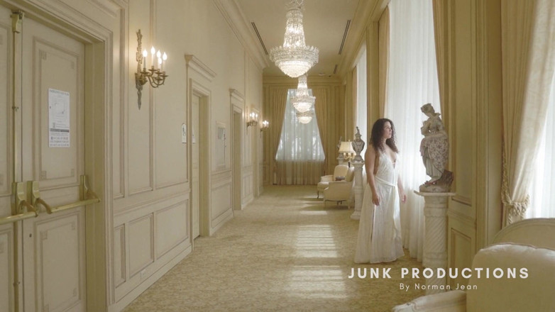 Junk Productions: Žena porušuje svatební sliby tím, že podvádí manžela