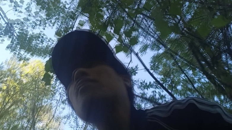 Jon Arteen: Il ragazzo gay Jon Arteen, che indossa le sneaker adidas...