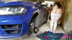 Aische Pervers: Ragazzo fortunato aiuta una miLF tettona intorno alla sua auto