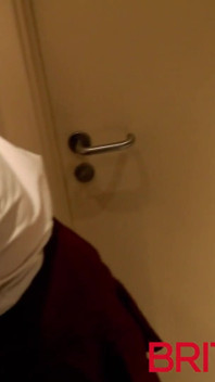 Studentessa fa pipì in bagno