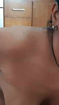 Moje nevlastní matka mě svádí tancem velmi sexy