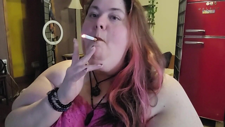 Kitty Delgato: SSBBW kouří při hraní s mým krkem a masivními pažemi