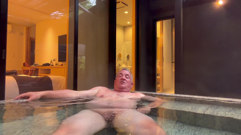 GottaLuvBB: Rozbiórki i dostanie się do wanny z hydromasażem.