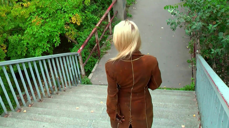 Piss Lover: Jasmin Rouge - Une blonde taille une pipe et pisse dans...