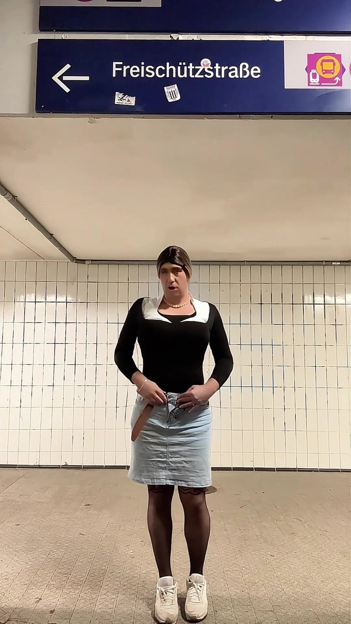 SissyDaniella: Sissy präsentiert neues kleid und geht klein im freien