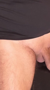 Sklave ist an eine schwanz schüttemaschine gefesselt, während er nach dem orgasmus auf seiner schwanzkopf gequält wird