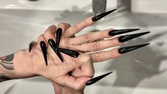 Julia domaina: Ongles longs noirs, talons aiguilles pointus, adoration des longs doigts...