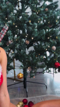 サンタの小さなビッチたちがクリスマスツリーの下で射精