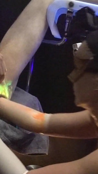 Luce al neon UV fisting Adelina Noir e Fistdude
