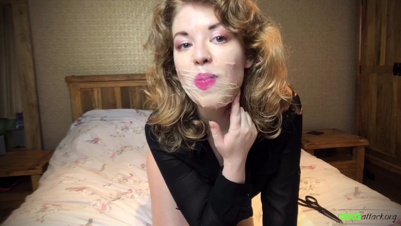 Gag Attack: Bunnie - Tegaderm se dáví
