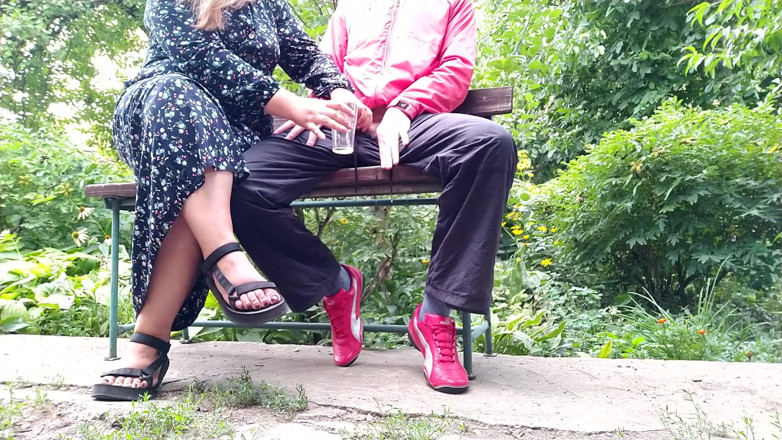 OurFetishLife: Sexy MILFka honí velkého čůráka do sklenice v parku na lavičce