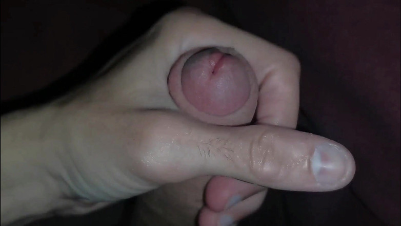 SEXY_GUYBEST: Un grande pene si esercita prima di andare a letto...