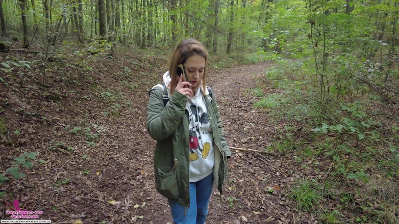 Housewives on the phone: Сексуальная шлюшка не могла дождаться и играет со своими сиськами во время телефонного звонка