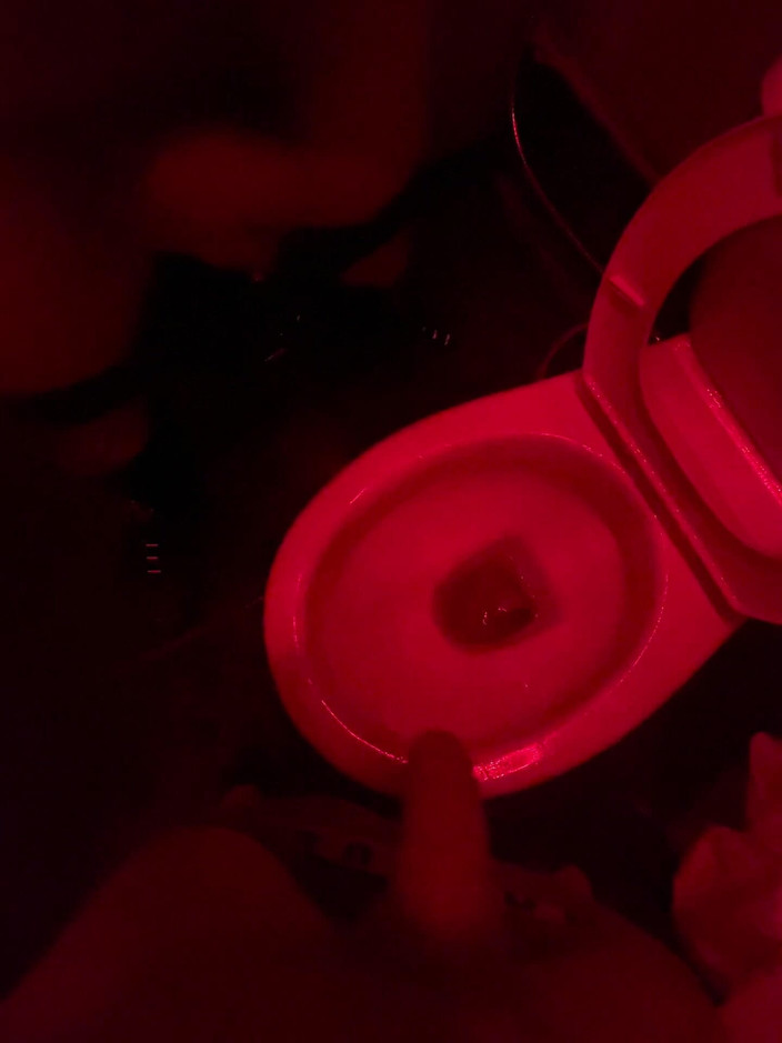 AmateurBoysPissing: Amatur muda memerhatikan rakannya kencing di tandas kelab, memberinya bantuan...