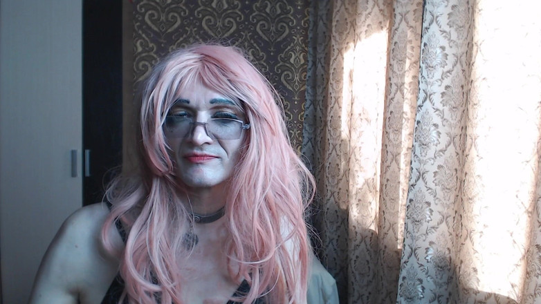 violet_bisex: 脱掉内裤，全部含在嘴里。