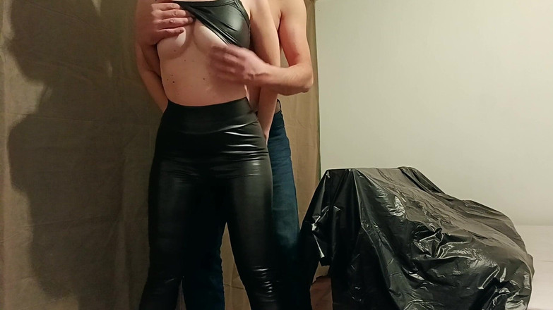 Leather Addict: Loira gata de leggings de couro é fodida por trás por...